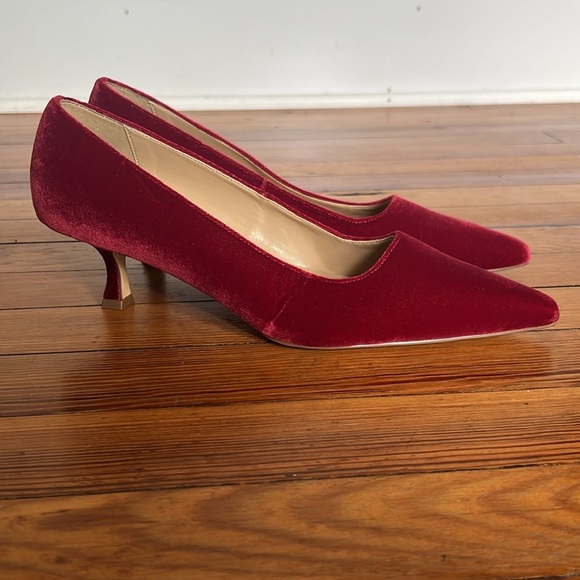 Ann Taylor Classic Soft Red Velvet Pointy Toe Kitten Heels Size 9 - Picture 1 of 10